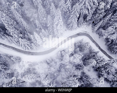 Gerade nach unten Ansicht von Stream durch die gefrorenen, schneebedeckten Wald. Stockfoto