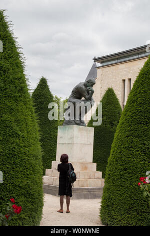 Frau erwägt die Denker im Garten in das Rodin Museum in Paris Frankreich Stockfoto