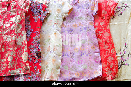 Gruppe von qipao Kleid (Chinesisches Kleid) für Frauen. Qipao Kleid Kostüm für Verschleiß in der chinesischen neuen Jahres Stockfoto