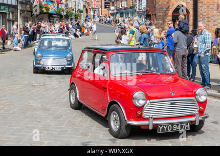 Rot, Weiß und Blau Mini Autos ähnlich der italienischen Job Parade durch das Dorf Lymm in ihren historischen Transport Tag Stockfoto