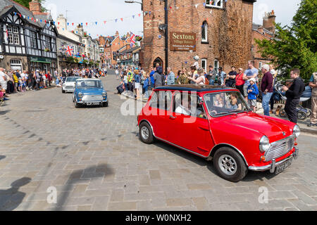 Rot, Weiß und Blau Mini Autos ähnlich der italienischen Job Parade durch das Dorf Lymm in ihren historischen Transport Tag Stockfoto