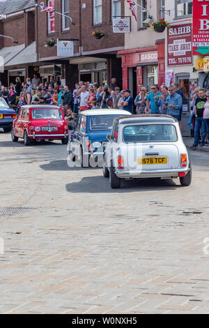 Rot, Weiß und Blau Mini Autos ähnlich der italienischen Job Parade durch das Dorf Lymm in ihren historischen Transport Tag Stockfoto