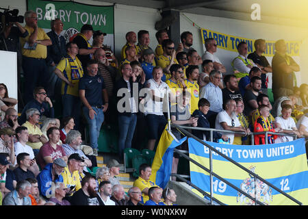 Cardiff, Großbritannien. 27 Juni, 2019. Barry Town United Fans. UEFA Europa League erste Qualifying match, 1 Bein, Barry Town United (Wales) v Cliftonville FC (Nordirland) in Cardiff International Sports Stadium in Cardiff, South Wales am Donnerstag, den 27. Juni 2019. Redaktionelle Nutzung nur. pic von Andrew Obstgarten/Andrew Orchard sport Fotografie/Alamy Live News Credit: Andrew Orchard sport Fotografie/Alamy leben Nachrichten Stockfoto