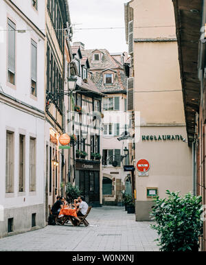 Straßburg, Frankreich bis 22. Juli 2017: Ristorante La Vetta im Zentrum von Straßburg mit Menschen essen außerhalb in der winzigen traditionell französische Straße Stockfoto