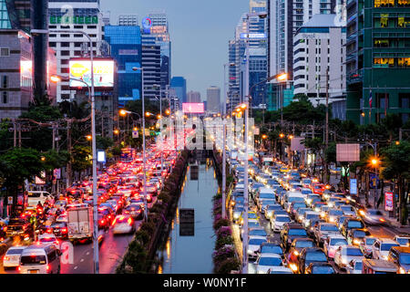 Bangkok-Thailand 16.November 2017: Stau auf der Sathorn Road, am Abend nach der Arbeit, Sathorn Rd. Ist einer der Business District, die Verkehr conges Stockfoto