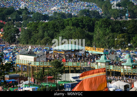 Atmosphäre auf dem Glastonbury Festival 2019 am Donnerstag, den 27. Juni 2019 an würdige Farm, Pilton. Einen allgemeinen Überblick über die neue Attraktion "The Pier" - ein neuer Victorian seaside Pier steigt über ein Meer von Zelten. Bild von Julie Edwards. Stockfoto