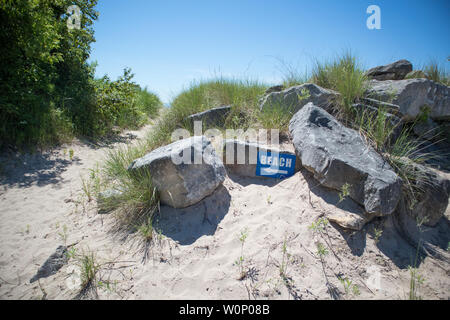 Ein Schild führen diejenigen, die den Strand und die See zu erreichen. Kincardine Stockfoto