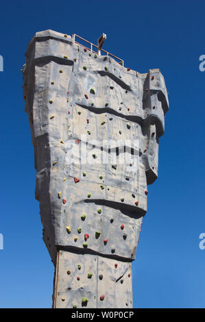 Blick auf die Kletterwand vorbereitet für die Praxis der Klettern in einem Park einer entfernt Stockfoto