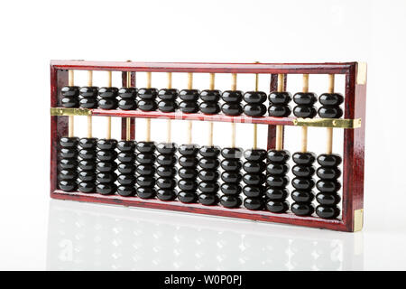 Ein Abakus auf weißem Hintergrund Stockfoto