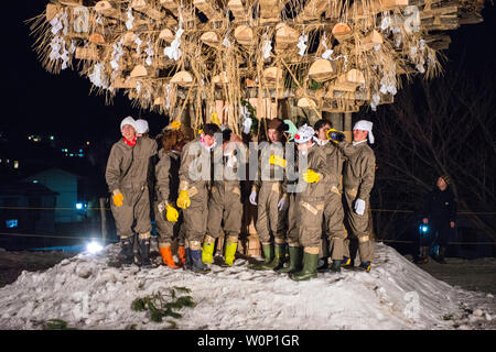 Die 25-Jährigen die Vorbereitung der Schrein Pavillon auf der Dosojin Matsuri in Nozawa Onsen, Japan zu schützen. Stockfoto