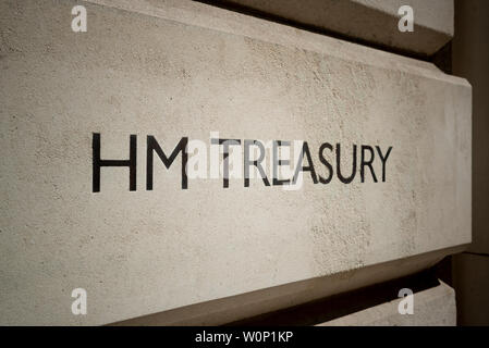 Signage für HM Treasury Gebäude auf Horse Guards Road in London, Großbritannien. Stockfoto