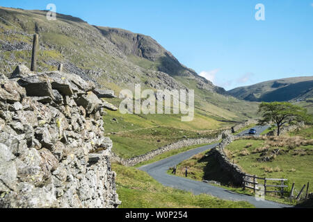 Aus Sicht eines 592, Straße, auch bekannt als, aka, der Kampf, hoch, und über die kirkstone Pass, von, Ambleside, an, von Patterdale. sehr steilen Straße, mit, Gradient. Stockfoto