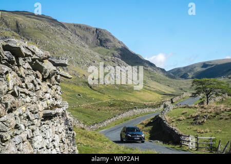 Aus Sicht eines 592, Straße, auch bekannt als, aka, der Kampf, hoch, und über die kirkstone Pass, von, Ambleside, an, von Patterdale. sehr steilen Straße, mit, Gradient. Stockfoto