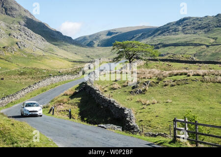 Aus Sicht eines 592, Straße, auch bekannt als, aka, der Kampf, hoch, und über die kirkstone Pass, von, Ambleside, an, von Patterdale. sehr steilen Straße, mit, Gradient. Stockfoto