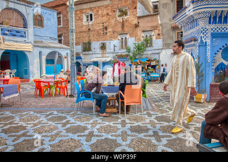 Chefchaouen, Marokko - Mai 3, 2019: Männer spielen Schach auf der Straße von Fes Stockfoto