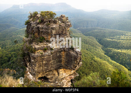 Eine der drei Schwestern Felsformation mit Blick ins Tal Luftaufnahme, Katoomba, New South Wales, Australien Stockfoto
