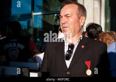 Ein Mann mit einer Medaille der Unabhängigkeit März während der Zeremonie gesehen. Bürger in Istanbul für die Übergabe zu sammeln für den neuen Bürgermeister Ekrem Irmer) an Stadtverwaltung Istanbul Gebäude in Saraçhane Park. Kwk-Kandidat? Mamo? Lu, der eine lokale Bürgermeister war der Bezirk von Beylikdüzü, gewann die Stichwahl am 23. Juni 2019. Stockfoto