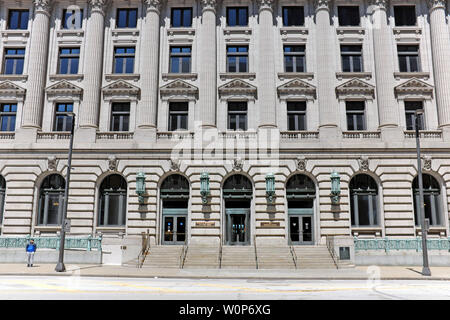 Howard M. Metzenbaum US Courthouse, eröffnet im Jahr 1910, Südeingang an der Superior Avenue im Stadtzentrum von Cleveland, Ohio, USA. Stockfoto