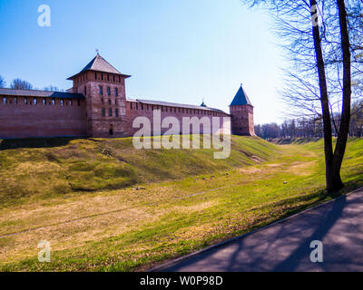 Blick auf die Mauern des Kreml in Weliki Nowgorod, Russland Stockfoto