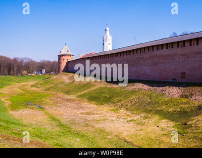 Blick auf die Mauern des Kreml in Weliki Nowgorod, Russland Stockfoto