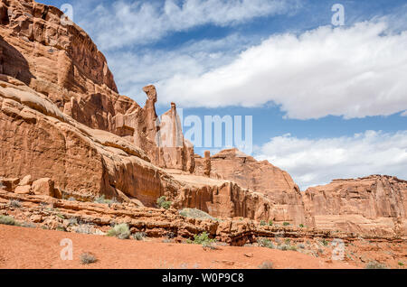 Diese ausgewogene Rock ist einer von vielen im Arches National Park und Utah zu finden. Stockfoto