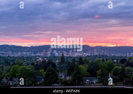 Farbenfroher Sonnenuntergang über Portland, Oregon nach einem Gewitter im pazifischen Nordwesten. Stockfoto