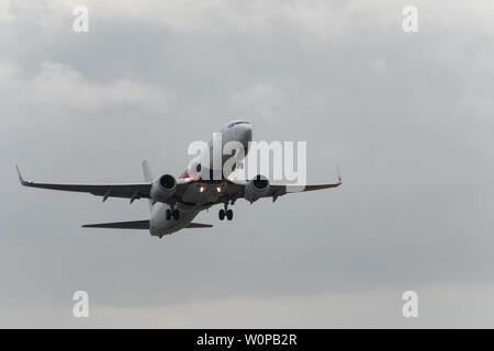 DENPASAR, Bali/Indonesien - Juni 08 2019: Malaysia Airline ist vom internationalen Flughafen Ngurah Rai Bali Landebahn, wenn der Himmel bewölkt ist grau Stockfoto