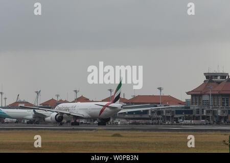 DENPASAR, Bali/Indonesien - Juni 08 2019: The Fly Emirates Airline Flugzeug bereitet sich für Rollen, nach der Landung am Flughafen Ngurah Rai Bali Stockfoto