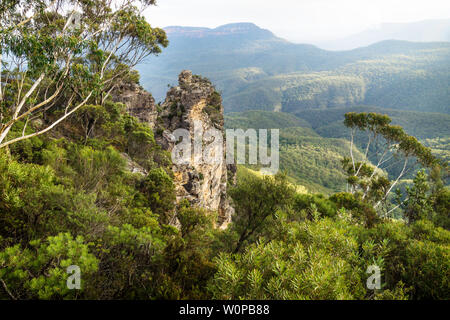 Zwei Felsformationen der Drei Schwestern mit Blick auf das Tal und die Schluchten von Spooners Lookout, New South Wales, Australien Stockfoto