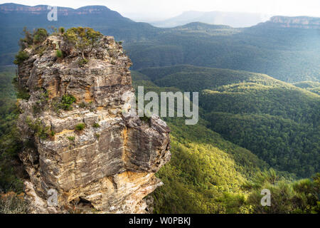 Eine Felsformation der Three Sisters mit Blick auf das Tal und die Schluchten von Spooners Lookout, New South Wales, Australien Stockfoto