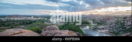 Ein Blick über Hampi mit seinen Tempeln, Flüsse und Reisfelder, bei Sonnenuntergang. Stockfoto