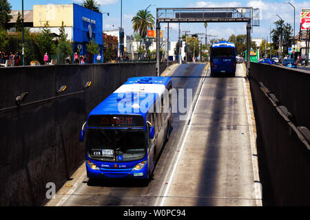 SANTIAGO, CHILE - MÄRZ 2017: transantiago Busse am intermodalen La Cisterna Stockfoto