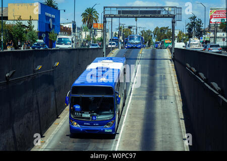 SANTIAGO, CHILE - MÄRZ 2017: transantiago Busse am intermodalen La Cisterna Stockfoto