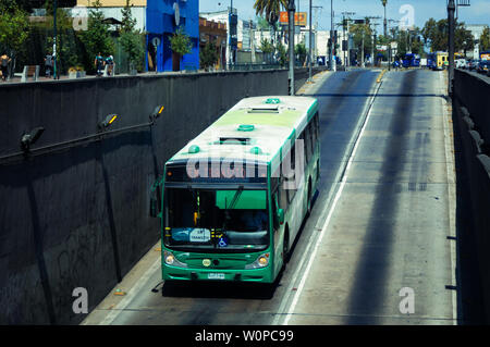SANTIAGO, CHILE - MÄRZ 2017: transantiago Busse am intermodalen La Cisterna Stockfoto