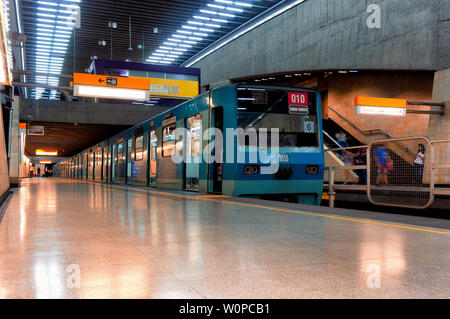 SANTIAGO, CHILE - MÄRZ 2017: Eine alte NS 74 Metro de Santiago am Bahnhof Vespucio Norte von Linie 2 Stockfoto