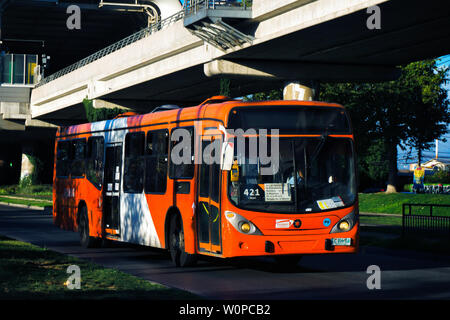SANTIAGO, CHILE - MÄRZ 2017: Eine orange Transantiago Bus bei Sonnenuntergang Stockfoto