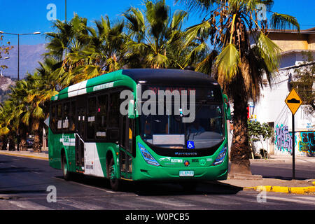 SANTIAGO, CHILE - MÄRZ 2017: Die einzige hybride Transantiago Bus auf der Straße Stockfoto