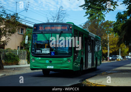 SANTIAGO, CHILE - MÄRZ 2017: transantiago Bus während ein bewölkter Tag Stockfoto