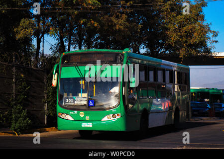 SANTIAGO, CHILE - MÄRZ 2017: transantiago Bus bei Sonnenuntergang Stockfoto
