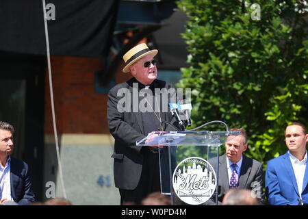 NEW YORK, NEW YORK - Juni 27: Kardinal Timothy M. Dolan spricht bei einem Festakt zu Ehren Mets Hall of Famer Tom Seaver außerhalb Citi Field in der Corona, Neue Stockfoto