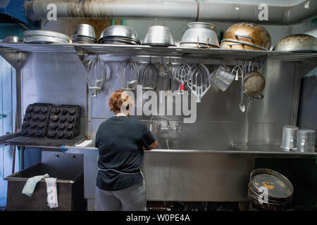 Frau Reinigung in Bäckerei Stockfoto