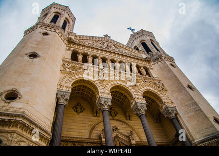 Die Fassade der Basilika Notre Dame de Fourvière in Lyon Stockfoto