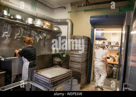 Ein Mann und eine Frau in der Bäckerei arbeiten Stockfoto