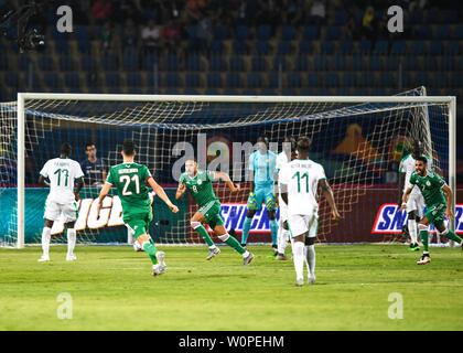 Kairo, Ägypten. 27 Juni, 2019. Youcef Belaili (3 L) von Algerien feiert sein Ziel bei der Afrikameisterschaft 2019 Gruppe C Match zwischen Senegal und Algerien in Kairo, Ägypten, am 27. Juni 2019. Algerien gewann 1:0. Credit: Li Yan/Xinhua/Alamy leben Nachrichten Stockfoto