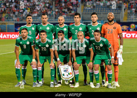 Kairo, Ägypten. 27 Juni, 2019. Spieler Algeriens richten für Fotos der Gruppe vor dem 2019 Afrika Cup der Nationen C Match zwischen Senegal und Algerien in Kairo, Ägypten, am 27. Juni 2019. Algerien gewann 1:0. Credit: Li Yan/Xinhua/Alamy leben Nachrichten Stockfoto