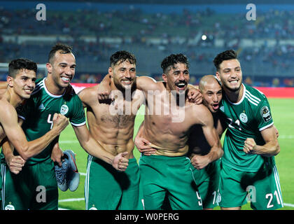 Kairo, Ägypten. 27 Juni, 2019. Spieler von Algerien feiern Sieg nach dem 2019 Afrika Cup der Nationen C Match zwischen Senegal und Algerien in Kairo, Ägypten, am 27. Juni 2019. Algerien gewann 1:0. Credit: Li Yan/Xinhua/Alamy leben Nachrichten Stockfoto