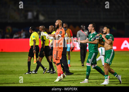 Kairo, Ägypten. 27 Juni, 2019. Spieler von Algerien feiern Sieg nach dem 2019 Afrika Cup der Nationen C Match zwischen Senegal und Algerien in Kairo, Ägypten, am 27. Juni 2019. Algerien gewann 1:0. Credit: Li Yan/Xinhua/Alamy leben Nachrichten Stockfoto