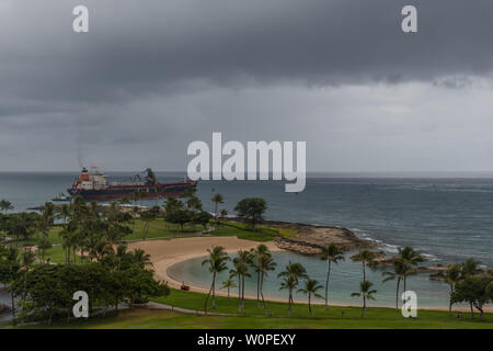 Schöne Oahu Lagune mit einem Frachtschiff im Hintergrund, Hawaii Stockfoto