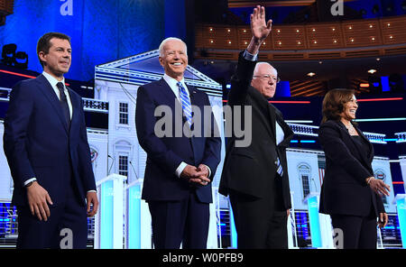 Miami, Florida, USA. 27 Juni, 2019. Demokratische Präsidentschaftskandidaten Debatte über die zweite Nacht in Miami. (Von L) South Bend, Indiana Bürgermeister Peter Buttigieg, ehemaliger US-Vizepräsident Joe Biden, Senator Bernie Sanders (D-VT) und Sen Kamala Harris (D-CA). Credit: Paul Hennessy/Alamy leben Nachrichten Stockfoto