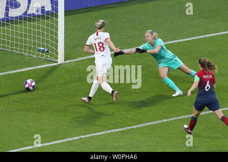 Le Havre, Frankreich. 27 Juni, 2019. Ellen White (L) von England Kerben während das viertelfinale zwischen England und Norwegen im Jahr 2019 der FIFA Frauen-WM in Le Havre, Frankreich, am 27. Juni 2019. England gewann 3-0. Credit: Zheng Huansong/Xinhua/Alamy leben Nachrichten Stockfoto